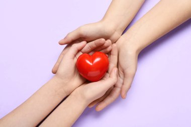 Leylak arkaplanda kırmızı kalpli kadın ve çocuğun elleri