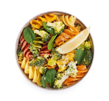 Brokolili lezzetli fusilli makarna ve beyaz arka planda limon parçası.