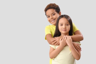 Gri arka planda sevimli küçük çocuklar. Çocukluk kanseri farkındalığı