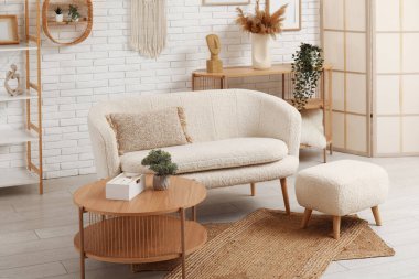 İçinde kanepe, masa, puf ve katlanan ekran olan modern ışık oturma odası.