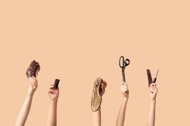 Ayakkabı parçaları, makas ve bej arka planda dikiş ipliği olan kadın elleri. Ayakkabı tamiri kavramı