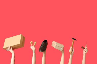 Kırmızı arka planda ayakkabı, kutu ve el işi aletleri olan kadın eller. Ayakkabı tamir konsepti