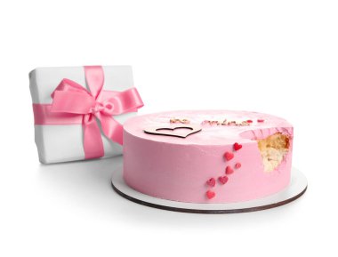 Beyaz arka planda hediye kutusu olan bento keki. Sevgililer Günü kutlaması