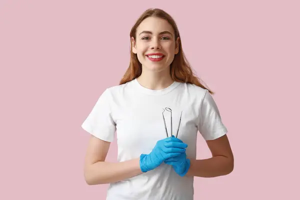 Dentista Femenina Con Herramientas Dentales Sobre Fondo Rosa Día Mundial —  Fotos de Stock