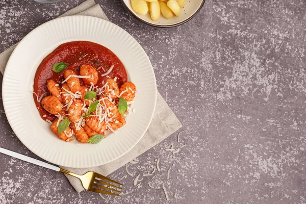 Πιάτο Νόστιμο Gnocchi Σάλτσα Ντομάτας Και Τυρί Γκρι Φόντο — Φωτογραφία Αρχείου