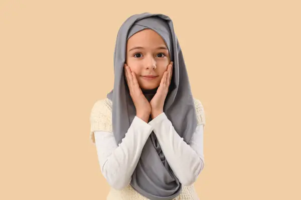 Kleines Muslimisches Mädchen Hijab Auf Beigem Hintergrund — Stockfoto