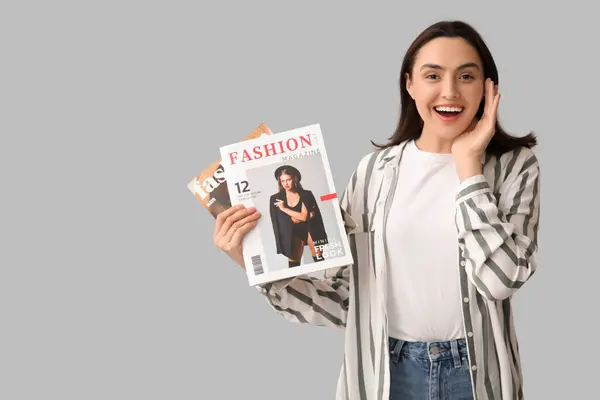 Junge Frau Mit Modemagazinen Auf Hellem Hintergrund — Stockfoto