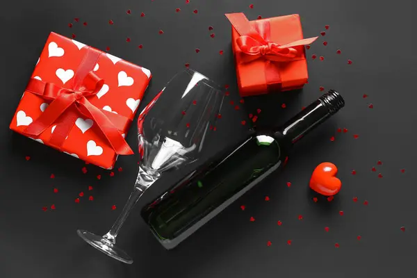 Bouteille Vin Avec Verre Cadeaux Confettis Sur Fond Noir Fête — Photo