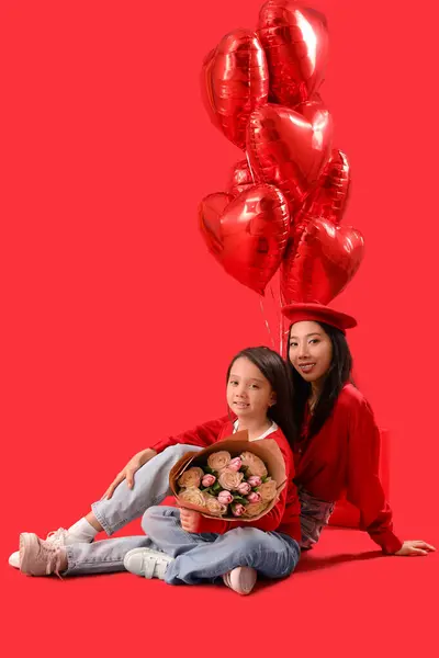 年轻的亚洲女人和她的小女儿拿着一束花 花束上有红色背景的心形气球 情人节庆祝活动 — 图库照片