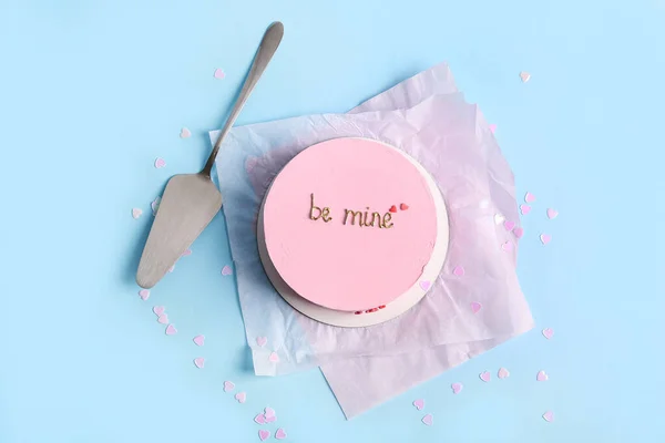 Różowe Ciasto Bento Szpatułką Konfetti Niebieskim Tle Święto Walentynek — Zdjęcie stockowe