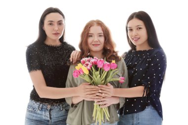 Beyaz arka planda bir buket güzel lalesi olan genç kadınlar. Uluslararası Kadınlar Günü