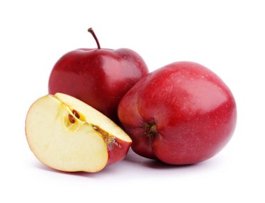 Beyaz arkaplanda taze kırmızı elmalar