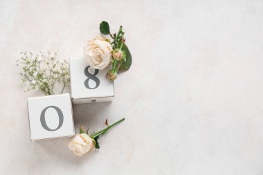 8 Mart tarihli küp takvimi, güzel güller ve beyaz arka planda çingene çiçekleri. Uluslararası Kadınlar Günü