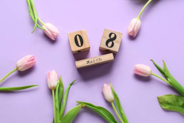 8 Mart tarihli küp takvimi ve leylak arkaplanlı güzel laleler. Uluslararası Kadınlar Günü