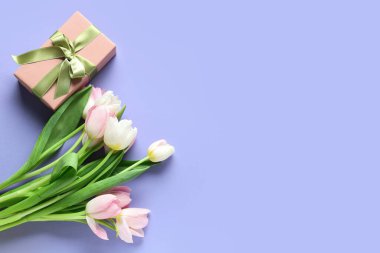 Bir buket güzel lale ve mor arka planda hediye kutusu. Uluslararası Kadınlar Günü