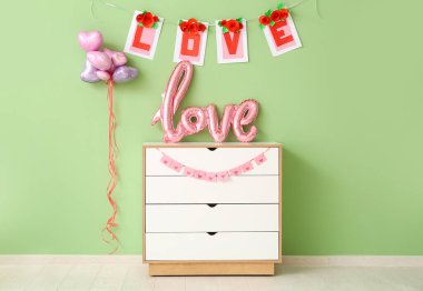 Balonlardan ve yeşil duvarın yanındaki kiraz ağacından yapılmış 