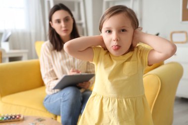 Psikologdaki yaramaz küçük kız ofisinde.