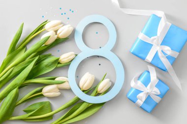 Şekil 8, hediye kutuları ve gri arka planda güzel laleler. Uluslararası Kadınlar Günü