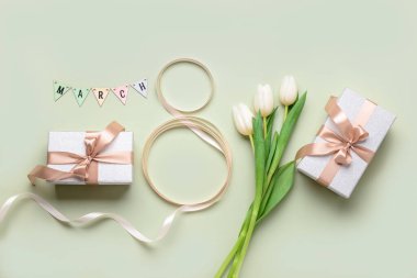 Şekil 8, hediye kutuları ve yeşil arka planda güzel laleleri olan bir kurdele. Uluslararası Kadınlar Günü