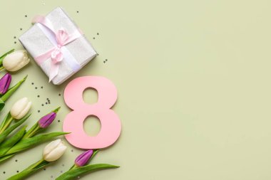 Şekil 8, hediye kutusu ve yeşil arka planda güzel laleler. Uluslararası Kadınlar Günü