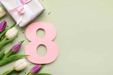 Şekil 8, hediye kutusu ve yeşil arka planda güzel laleler. Uluslararası Kadınlar Günü