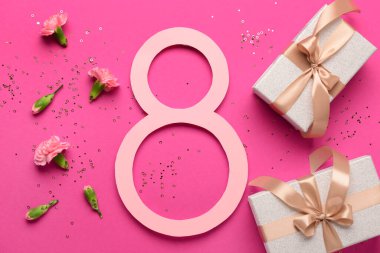 Hediye kutuları ve pembe arka planda güzel çiçekleri olan 8 numara. Uluslararası Kadınlar Günü