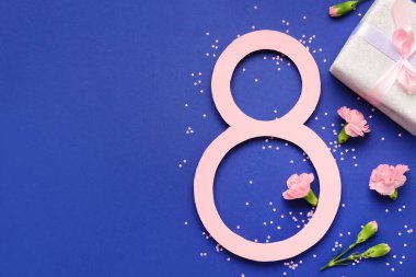 Şekil 8, hediye kutusu ve mavi arka planda güzel çiçekler. Uluslararası Kadınlar Günü