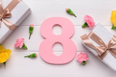 Şekil 8, hediye kutuları ve beyaz ahşap arka planda güzel çiçekler. Uluslararası Kadınlar Günü