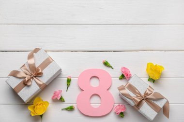Şekil 8, hediye kutuları ve beyaz ahşap arka planda güzel çiçekler. Uluslararası Kadınlar Günü