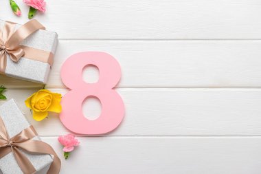 Şekil 8, hediye kutuları ve beyaz ahşap arka planda güzel çiçekler. Uluslararası Kadınlar Günü