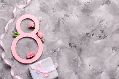 Şekil 8, hediye kutusu, kurdele ve gri arka planda güzel çiçekler. Uluslararası Kadınlar Günü