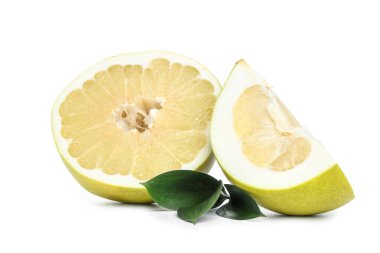 Taze meyve ve beyaz arkaplanda yapraklar kes