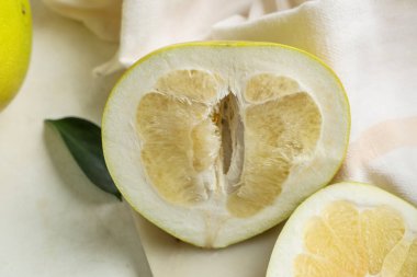 Beyaz arka planda taze nar meyvesi yarımları olan tahta