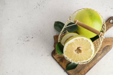 Beyaz arka planda taze meyve ve yapraklarla dolu sepet.