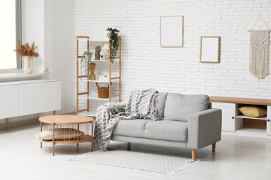 Şık kanepesi ve masası olan modern oturma odası.