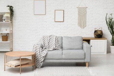 Şık kanepesi ve masası olan modern oturma odası.