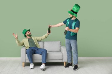 Yeşil sakallı cüce şapkalı genç adamlar yeşil duvarın yanında bira şişeleri tutuyorlardı. Aziz Patrick Günü kutlaması