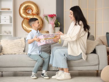 Sevimli küçük çocuk annesini Uluslararası Kadınlar Günü 'yle selamlıyor.