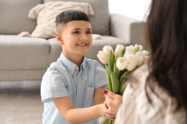 Sevimli küçük çocuk annesini Uluslararası Kadınlar Günü 'yle selamlıyor.