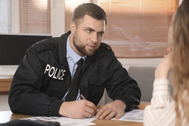 Maktulle birlikte çalışan erkek polis memuru.