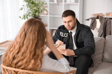 Erkek polis memurunun evinde kurbanı var.