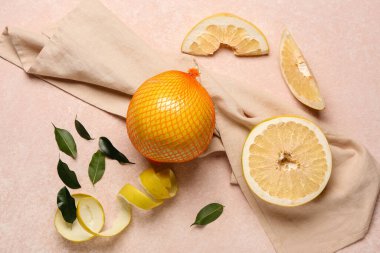 Pembe arka planda taze meyve ve yapraklar