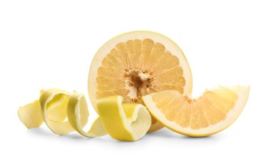 Beyaz arka planda kabuklu taze nar suyu kes