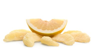 Beyaz arka planda taze meyve parçaları