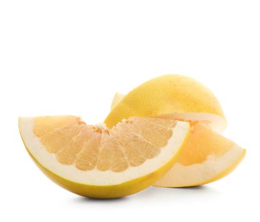 Beyaz arka planda taze meyve parçaları