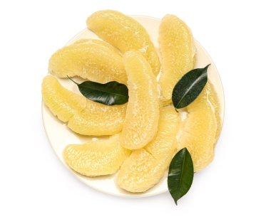 Beyaz arka planda taze meyve ve yapraklarla kaplı bir tabak.