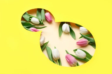 Sarı arka planda güzel laleleri olan sekiz numaralı figür şeklinde kesilmiş kağıt. Uluslararası Kadınlar Günü