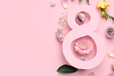 Sekizinci figür kağıttan ve pembe arka planda farklı güzel çiçeklerden yapılmış. Uluslararası Kadınlar Günü