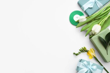 Hediye kutuları ve beyaz arka planda güzel laleler. Uluslararası Kadınlar Günü