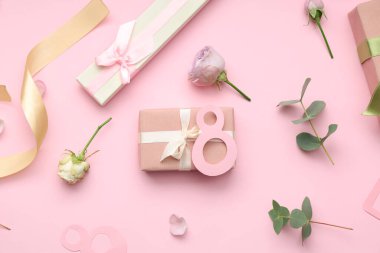 Hediye kutuları ve pembe arka planda güzel güller olan kağıttan yapılmış 8 figür. Uluslararası Kadınlar Günü